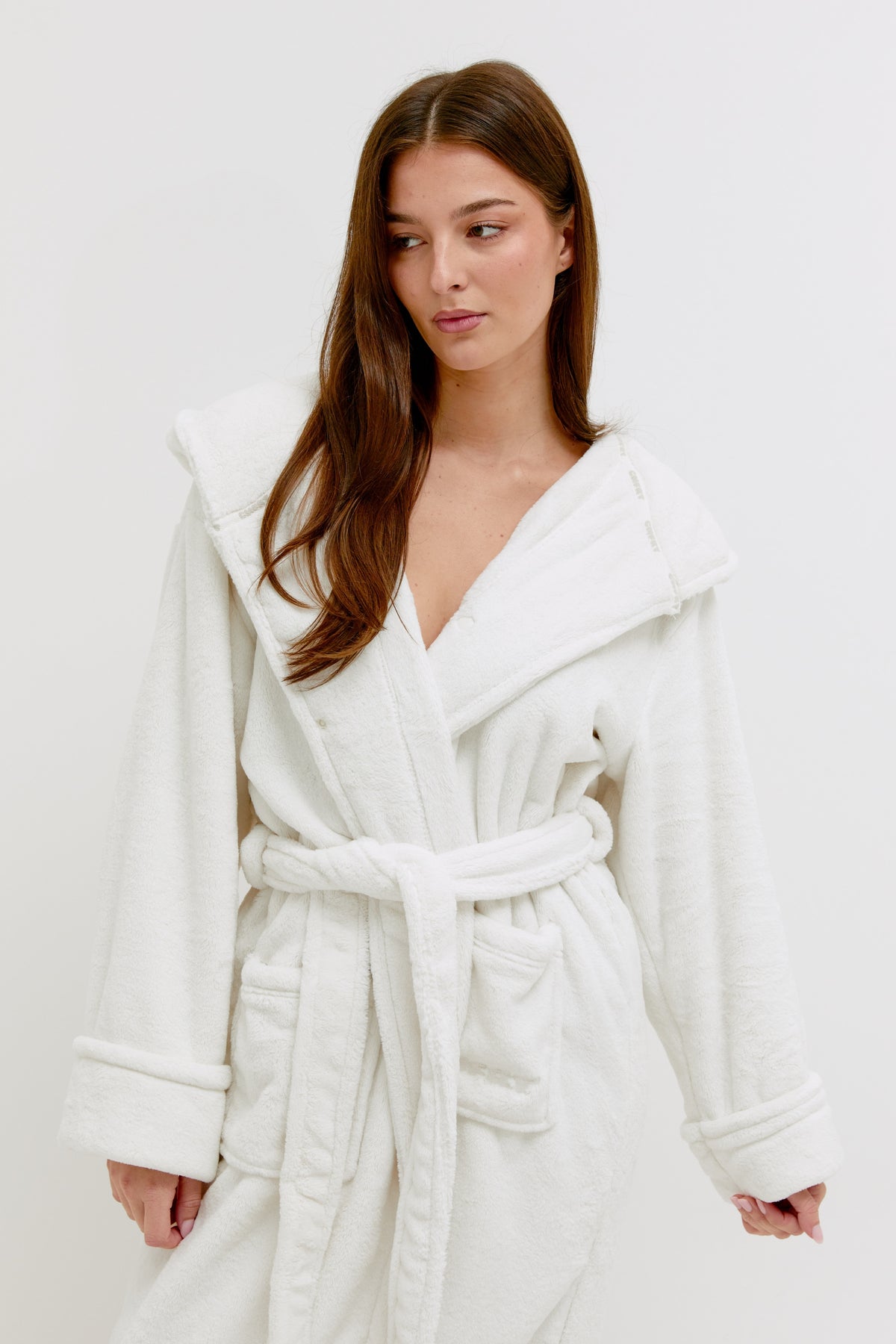 Comfert Fream Robe CMFRT Fluffy Robe With Clip Button - Sylvia – CLOMANÁ Beauty